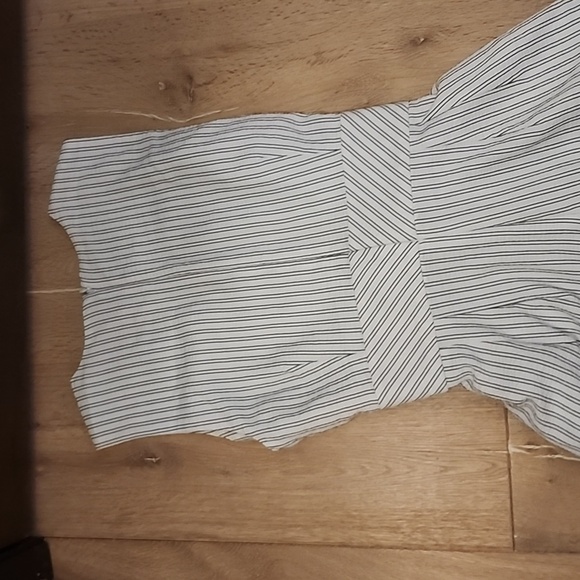 Calvin Klein Striped Jumpsuit Cropped wide leg sleeveless v-neck white 6 - Picture 5 of 5